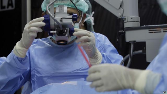 एमपी: ऑपरेशन से आंखों की रोशनी जाने का ख़तरा - BBC News हिंदी