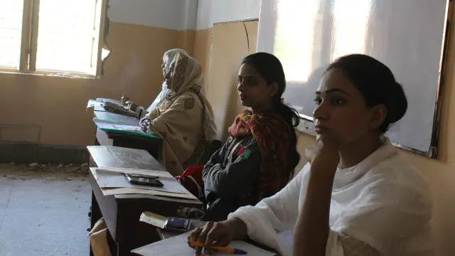 کراچی کے اکثر پولنگ اسٹیشنوں پر انتخابی عمل کے دوران روایتی جوش و خروش نظر نہیں آرہا