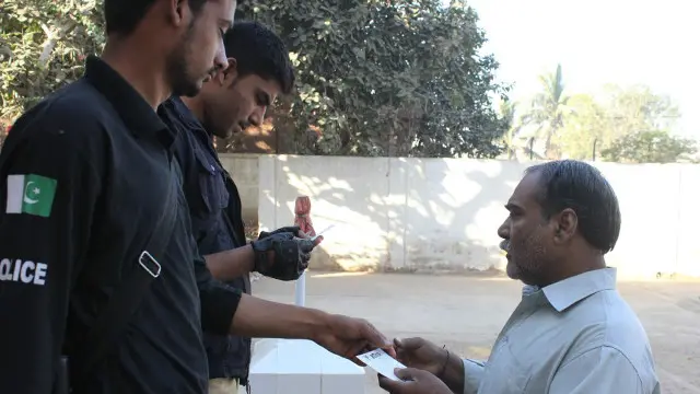 حساس پولنگ سٹیشنوں پر پولیس کے ساتھ رینجرز کو بھی تعینات کیا گیا ہے جبکہ دیگر پر صرف پولیس اہلکار تعینات ہیں