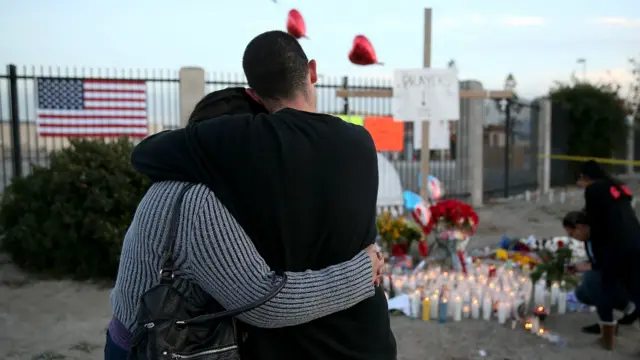 民眾在案件地點哀悼死者