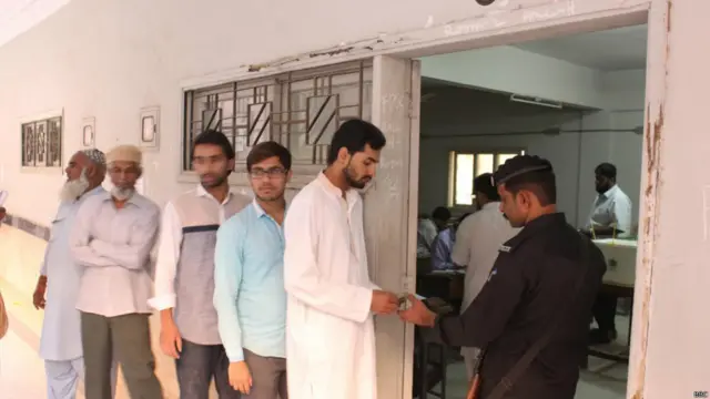 پہلے تین گھنٹوں کے دوران ووٹ ڈالنے والوں کی انتہای کم تعداد پولنگ سٹیشنز پر نظر آئی جبکہ کئی میں انتخابای عملہ بھی نہیں پہنچا