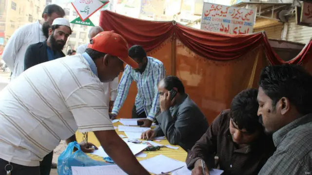 کراچی میں سنیچر کو بلدیاتی انتخابات ہو رہے ہیں جہاں 70 لاکھ سے زائد ووٹر رجسٹرڈ ہیں جن کے لیے 4141 پولنگ سٹیشن قائم کیے گئے ہیں