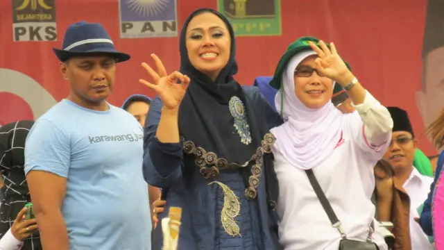 Calon bupati Karawang Cellica Nurrachadiana merupakan mantan wakil dan kemudian plt bupati. 