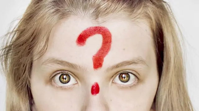 Una persona con un signo de interrogación en la frente