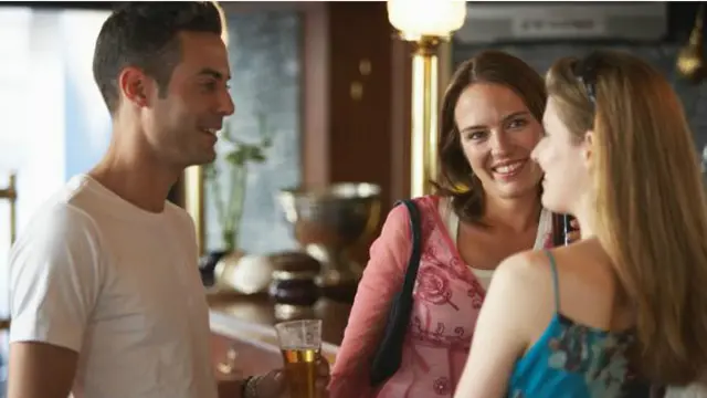 Tres personas conversando