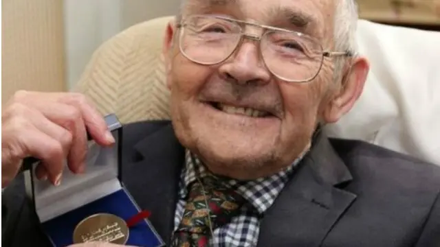 ويتيكر أصيب بالمرض وهو في الثامنة.