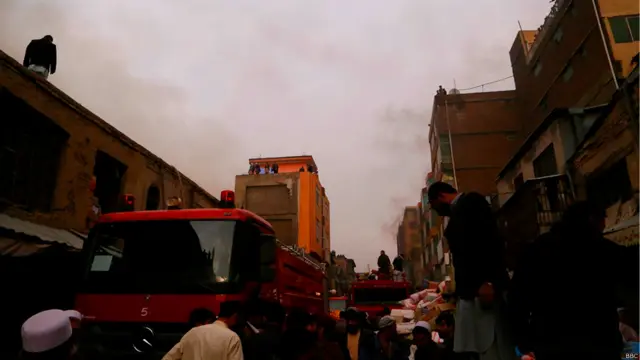 د کابل امنیه قومندان په سیمه کې خبریالانو ته وویل، اور د برېښنا د شارټۍ له کبله رامنځ ته شوی، چې نژدې سل هټۍ په بشپړه توګه پکې سوځېدلې دي. 