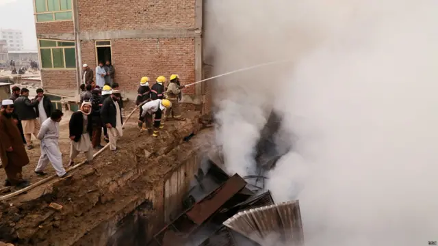 دا انځورونه زموږ دوو همکارانو، خوشحال تایب او نصیر بهزاد اخیستي دي. دوی وايي اور ځینو څېرمه مارکیټونو ته هم غځېدلی دی. 