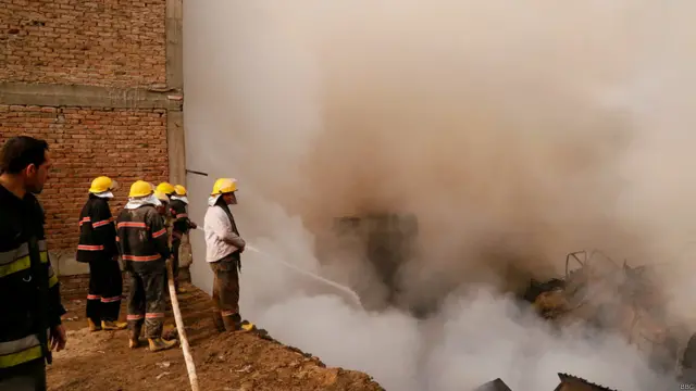 مخکې له دې چې د اوروژنې مامورین هلته ورسېږي، ګڼې هټۍ سوځېدلې وې. 