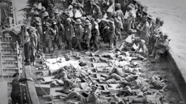 Barco transporta heridos de guerra