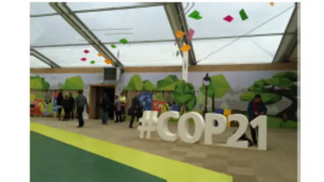 Manyan shugabannin kasashen duniya sun halarci taro kan dumamar yanayi a birnin Paris.