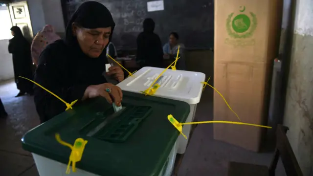 کراچی میں ہونے والے مقامی انتخابات میں خواتین نے بھی بڑی تعداد میں اپنے ووٹ کے جمہوری حق کا استعمال کیا