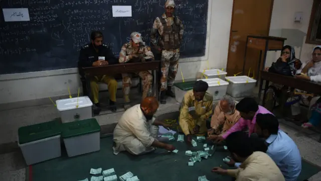 ووٹنگ کا عمل مکمل ہونے کے بعد سکیورٹی اداروں کی نگرانی میں ووٹوں کی گنتی جاری ہے