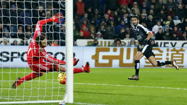 الهدف الثاني الذي سجله محرز في شباك سوانزي.