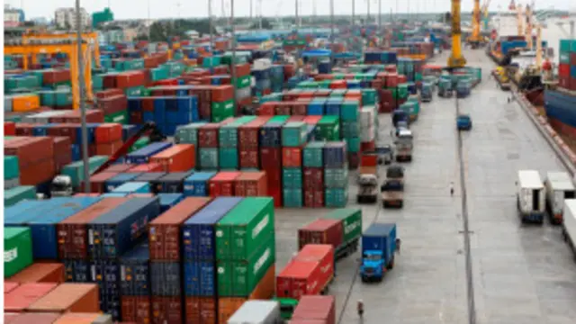 နာမည် ပျက် စာရင်းထဲ ထည့်ထားသူ ပိုင်ဆိုင်တဲ့ ဆိပ်ကမ်းကို ဖြတ်ပြီး ကုန်သွယ် တဲ့ လုပ်ငန်း တွေ အပေါ် အမေရိကန် ဘဏ်တွေ ဘဏ္ဍာရေး ဆိုင်ရာ ထောက်ပံ့ မှု တွေ မပြုလုပ် နိုင် ဖြစ်နေရ။