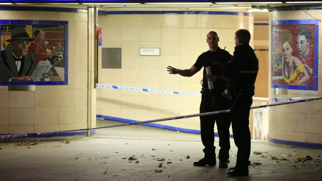 Polisi mengatakan mereka menerima panggilan pada pukul 19:06 waktu setempat dan berhasil menangkap pelakunya sekitar pukul 19:14. 