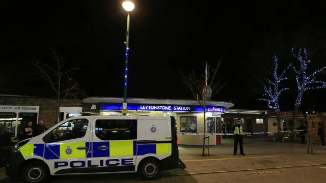 Aparat kepolisian berjaga di depan stasiun tube atau kereta bawah tanah Leytonstone di London timur.
