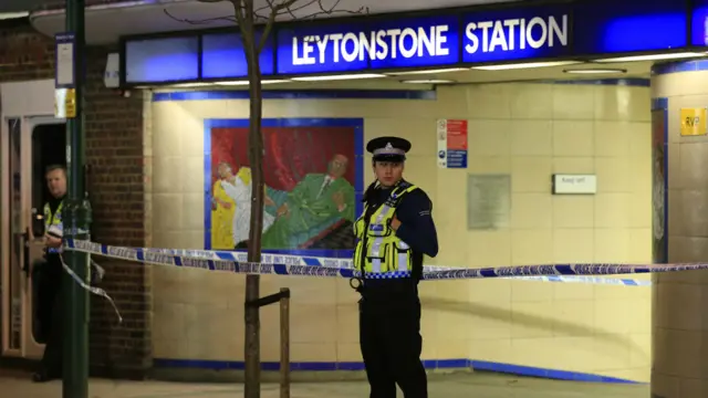 伦敦警察封锁雷顿斯通地铁站
