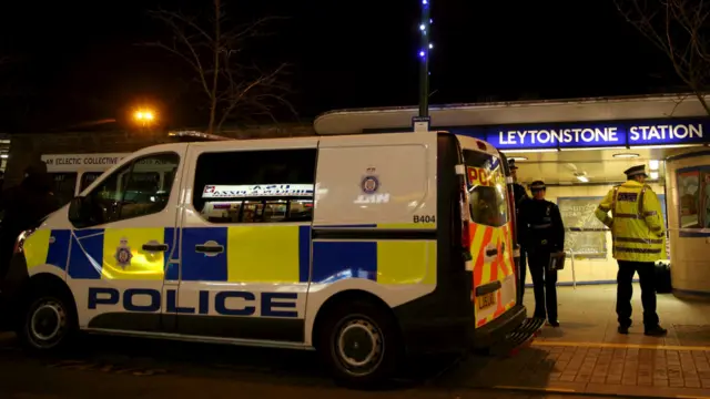 警车停靠在雷顿斯通地铁站外