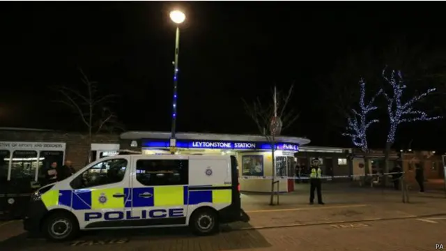 چاقو زنی کے واقعے کے بعد سٹیشن کو بند کر دیا گیا اور لوگوں کو وہاں سے ہٹا دیا گيا