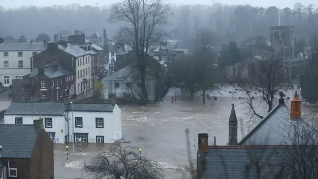 坎布里亚郡的道路被水淹没