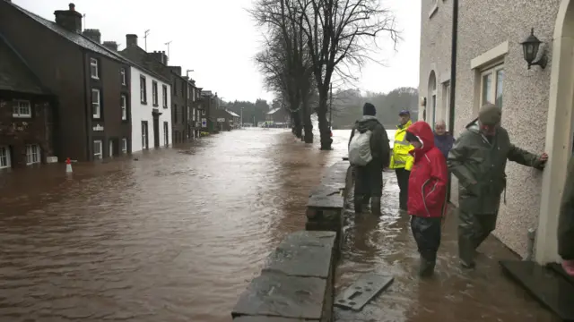 坎布里亚郡的街道被雨水淹没