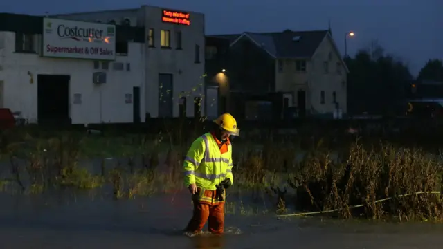 消防部门人员正在帮助排水