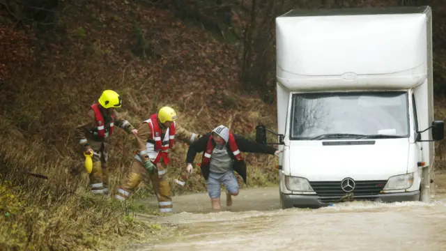 救援人员在苏格兰边境城镇霍伊克帮助一名被困的司机