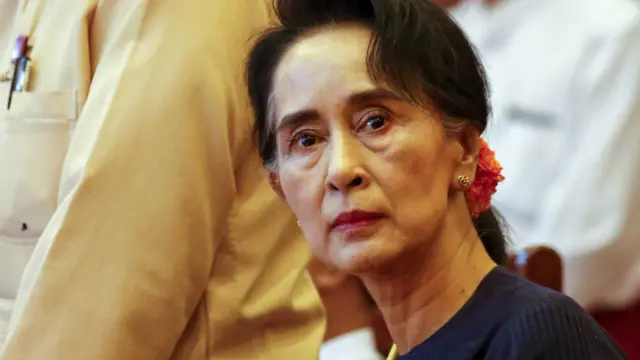 昂山素季出席党会议