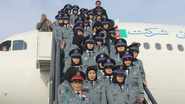 ملالۍ شينواري ليکي"که یوې خوا ته په کابل ښار کې یوشمېر ښځې بشپړه آزادي لري او له خپلو ټولو انساني حقونو برخمنې دي. بل لورته که ډېر لرې ولاړ نشو د همدې ولایت په نږدې ولسوالیو کې وضعیت بدل دی".