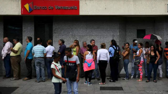 Los venezolanos tienen que guardar largas colas para conseguir bienes básicos.
