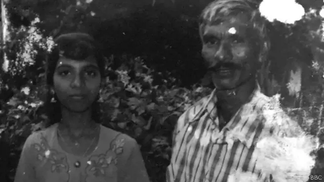 ඇයට තම ස්වාමියා, පොරෙවියා පිල්ලේ හමු වන්නේ හැටන් ග්ලැන්කන් වත්ත ප්රදේශයේදීයි