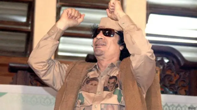 القذافي لقي مصرعه على أيدي مجموعة من المسلحين قرب مدينة سرت مسقط رأسه