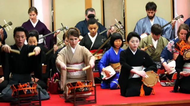 Nishimura (de quimono azul) ensina dezenas de pessoas, na maioria estrangeiros, a música do kabuki