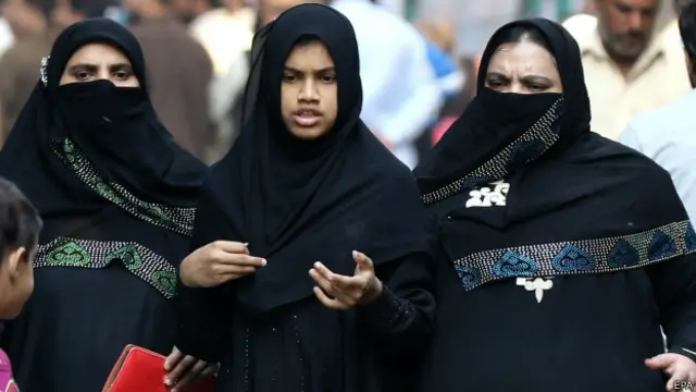 पंचायत चुनाव के दौरान महिलाएं, पाकिस्तान