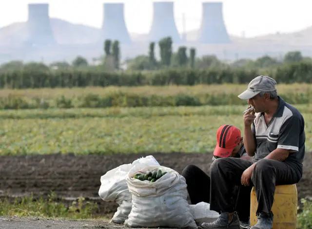 Продавец огурцов на фоне АЭС