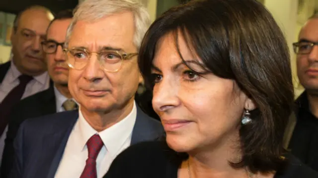 Кандидат-социалист Клод Бартолон и мэр Парижа Анн Идальго