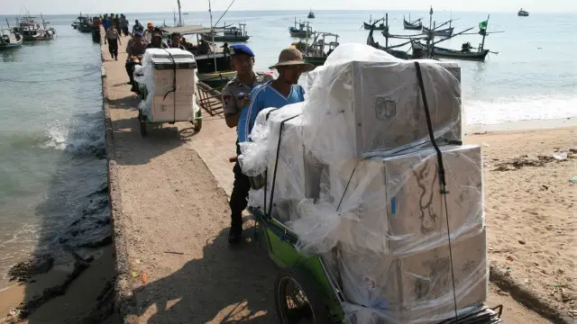 Lantaran pendistribusian logistik di sejumlah wilayah menggunakan jalur laut, faktor cuaca amat mempengaruhi kelancaran proses pengiriman.