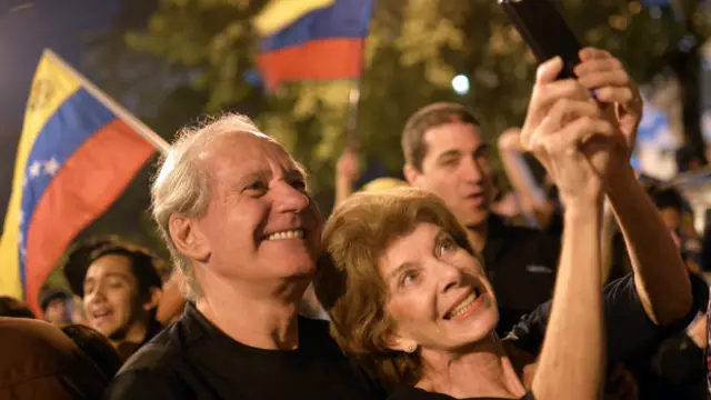 Люди на улицах в Венесуэле