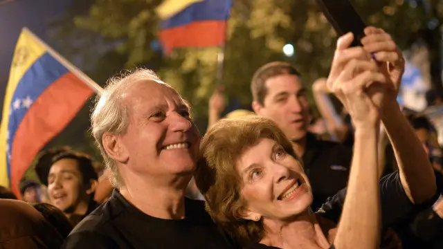 La contracara: festejos en las calles de Caracas tras la victoria de la alianza opositora en las elecciones parlamentarias.