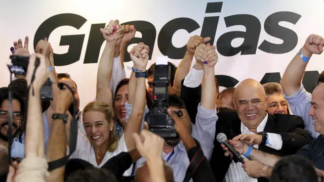 Aliansi oposisi yang terdiri dari partai tengah dan konservatif menduduki 112 kursi di parlemen.