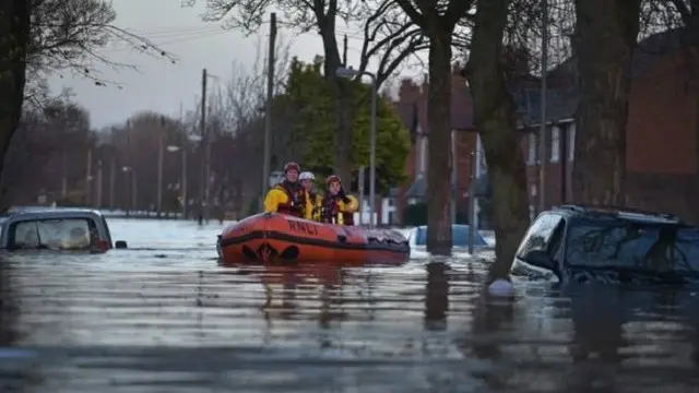 أجلت قوارب خدمات الطارئ المئات من السكان في مدينة كاريل 