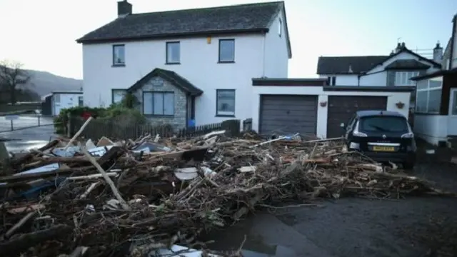 ترك السكان الحطام الناجم عن العاصفة وراءهم بعد سقوط الأمطار وهبوب الرياح الشديدة