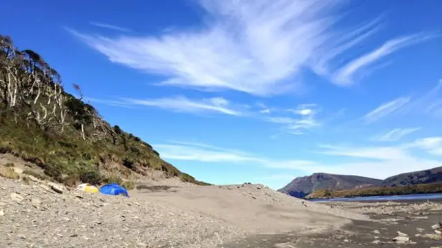 阿根廷艾斯塔多岛兰克林湾 (Franklin Bay) 阳光普照（图片来源：Evie Wright）