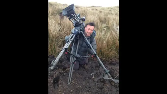 摄影师保罗•斯图尔特 (Paul Stewart) 陷在泥浆中（图片来源 Evie Wright）