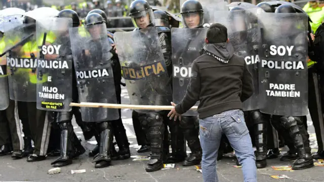 Протестущий и полиция