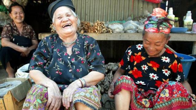 一起欢笑的泰国妇女们(图片来源：Pornchai Kittiwongsakul/Getty)