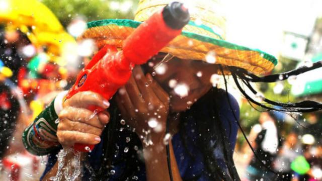 從 4 月 13 日到 15 日的泰國新年歡慶，潑水節，沙努克，水(圖片來源：圖片來源：Taylor Weidman/Getty)
