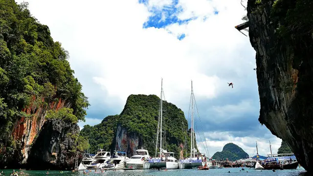 В Таиланде санук можно практиковать, ныряя со скалы в океан