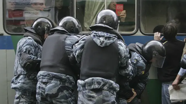 Российская полиция задерживает активистов оппозиции